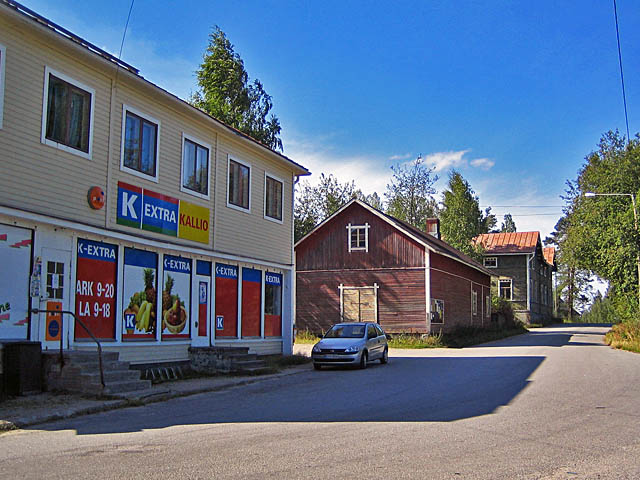 Kauppa- ja liikerakennukset Myllymäen asemanseudun raitin varrella. Johanna Forsius 2006