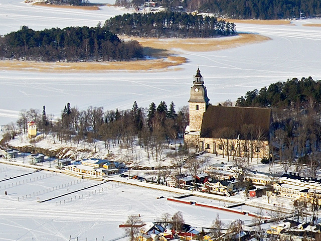 Naantalin kirkko Ailostenniemessä. Hannu Vallas 2006