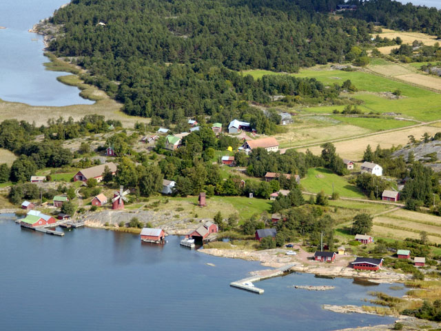 Åselholmin kylä Iniön saaristossa. Hannu Vallas 2005