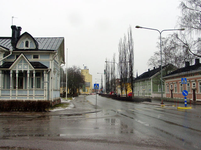 Saarisen talo ja rukoushuone Mariankadulla. Taustalla Hankkijan viljasiilo. Minna Pesu 2008
