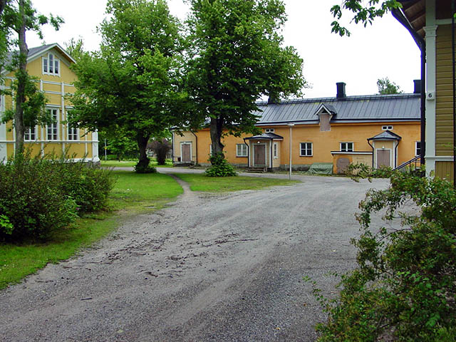 Tammisaaren seminaarin päärakennus vasemmalla, keskellä latokartanon vanhempi päärakennus. Mikko Härö 2007