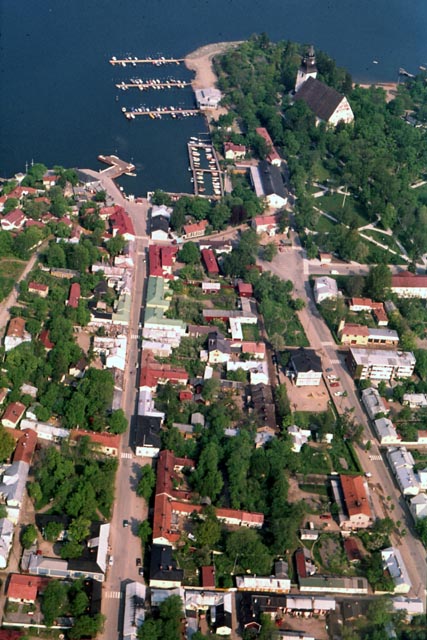 Naantalin vanhakaupunki taustallaan satamalahti, Ailostenniemi ja Naantalin kirkko. Pekka Kärki 1972
