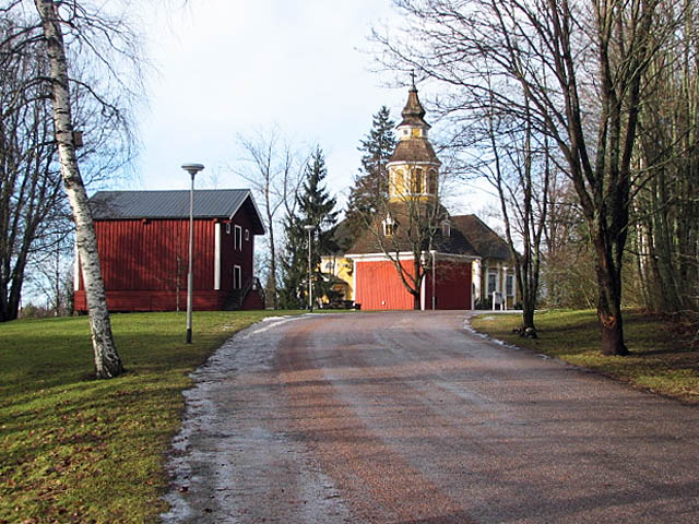 Makasiini ja Nurmijärven kirkon tapuli. Jari Heiskanen 2008