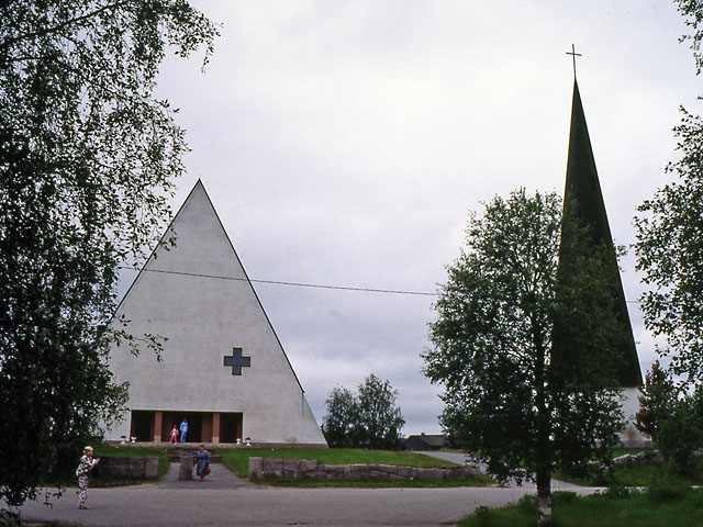 Sallan kirkko ja tapuli. Maija Kairamo 1993