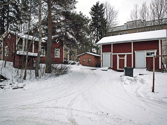 Huopalahden aseman vahtitupa piharakennuksineen. Timo-Pekka Heima 2009