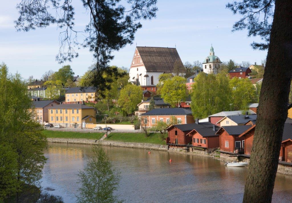 Jokivarren rantamakasiinit taustallaan Porvoon kaupunki kirkkoineen. Soile Tirilä 