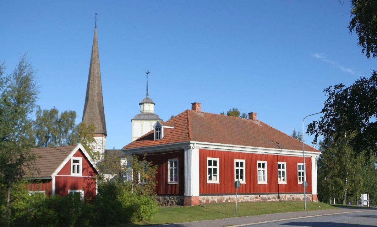 Kirkkorantaa taustallaan kirkon ja kellotapulin tornit. Wiki Loves Monuments, CC BY-SA 4.0 Greger Cederberg 2009