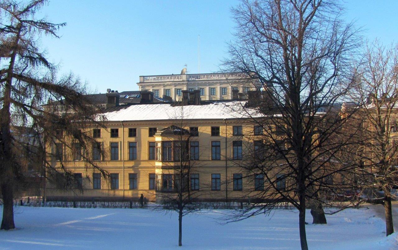 Sinebrychoffin taidemuseo Bulevardin varrella, taustalla Hietalahden torin itälaitaa hallitsee entinen Polyteknisen instituutin päärakennus. Ranerana 2018