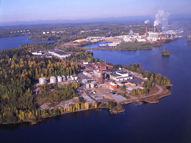 Valkeakosken tehtaat. Taustalla Tervasaaren teollisuusalue. Hannu Vallas 1996