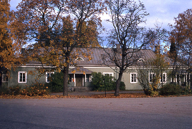 Iitin kirkonkylän vanha koulu. Marja Terttu Knapas 1982