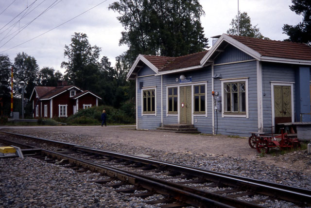 Riipan rautatiepysäkki. Taustalla on myöhemmin purettu asuinrakennus. Pekka Kärki 1984