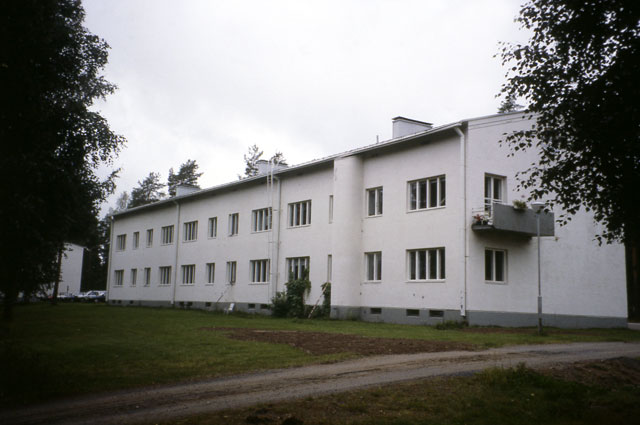 Aliupseerien asuintalo. Anne Mäkinen 1993