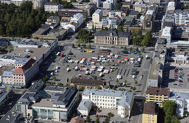 Kuopion tori. Alalaidassa kauppahalli ja lyseo, torin takalaidalla kaupungintalo. Hannu Vallas 2004