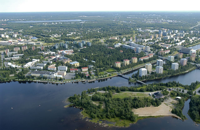 Oulujoen suisto, etualalla Kuusisaari, oikealla Toivoniemen kerrostaloalue ja vastarannalla Tuiran alue. Hannu Vallas 2004