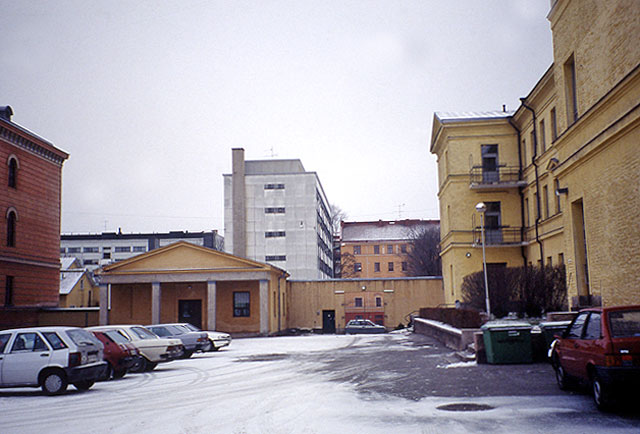 Sirkkalan kasarmin piha-alue, taustalla päävartio. Anne Mäkinen 1993