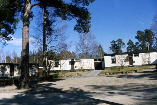 Kråkholman asuinalue sijoittuu mäntyjä kasvavaan maastoon. Margaretha Ehrström 2006