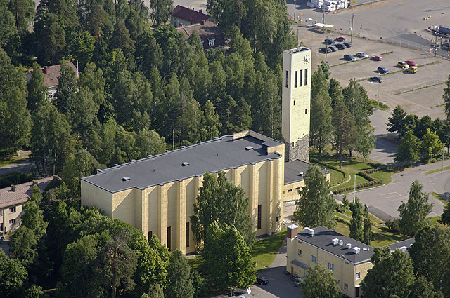 Varkauden kirkko, taustalla puistossa Kosulanniemen huviloita. Hannu Vallas 2005