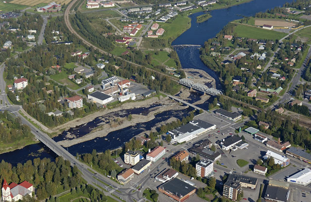 Kalajoki Ylivieskan keskustassa. Keskellä joen ylittävä Savisilta, vasemmassa alakulmassa Ylivieskan kirkko. Hannu Vallas 2004