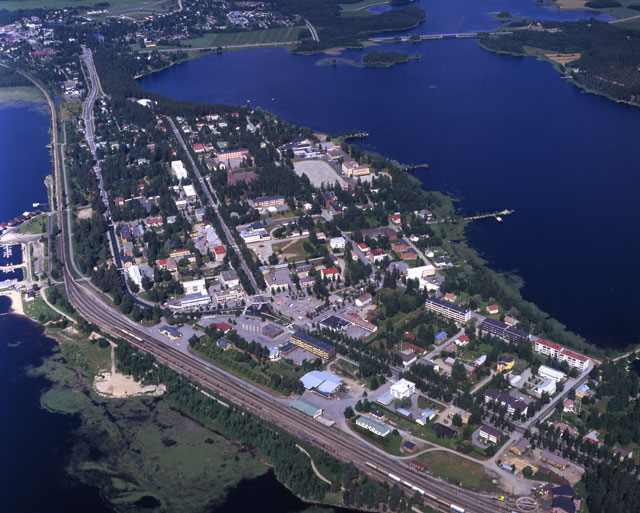 Nurmeksen vanhan kauppalan alue, etualalla rautatieasema. Hannu Vallas 1997