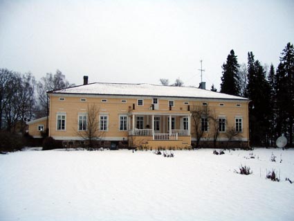 Kartanon päärakennus pohjoisesta. Henrik Wager 2004