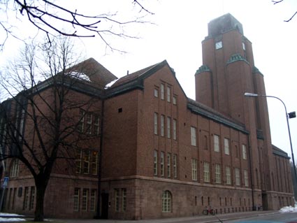 Kaupungintalon pohjoinen julkisivu Mariankadun akselin suuntaan. Henrik Wager 2005