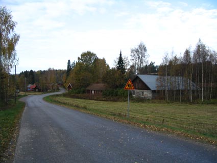 Näkymä Hanaporiin. Oikealla Mäki-Heistolan navetta. Henrik Wager 2004