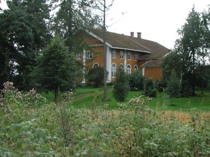 Suurikylän kartanon päärakennus idästä. Henrik Wager 2004