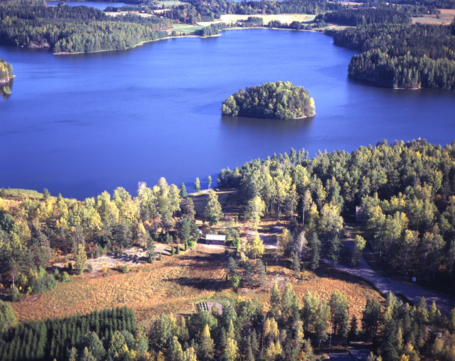Paikkarin torppa taustallaan Valkjärvi. Hannu Vallas 1996