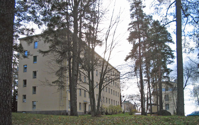 Lapinjärven huoltolan funktionalistista laitosarkkitehtuuria; rakennukset A ja B. Hannu Eerikäinen 2005