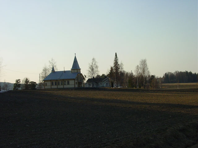 Mommilan kirkko ja taustalla Mommilan kartano. Minna Pesu 2006