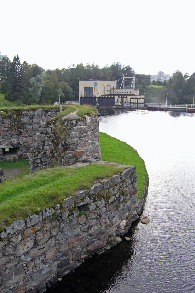 Ämmäkosken voimalaitos kuvattuna Kajaanin linnan raunioilta. Sasu Hälikkä 2004