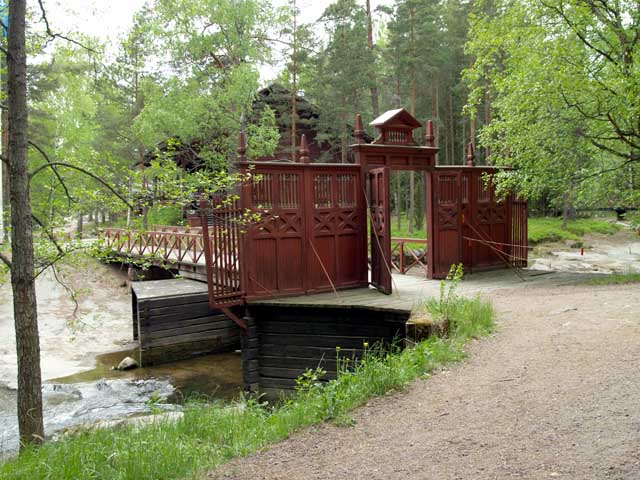 Portti ja silta Langinkosken kalastusmajalle. Marja Ivars 2006