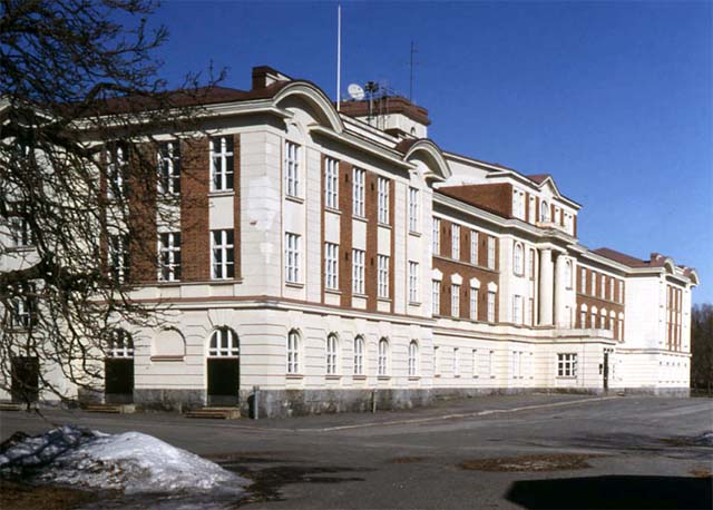 Heikkilän kasarmin päärakennus. Ulla-Riitta Kauppi 2003