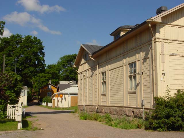 Vanhan Malmin kauppa, taustalla kirkkotalli. Minna Pesu 2007