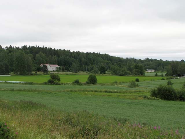 Huittulan kylämaisema, pellot, harju ja kylätie.  Vanha kansakoulu näkyy hyvin maisemassa. Jari Heiskanen 2007