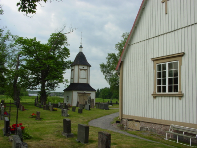 Velkuan tapuli vanhalla kirkkomaalla taustallaan Velkuan satamalahti. Johanna Forsius 2007