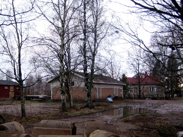 Ilmajoen rautatieaseman tavaramakasiini ja asemarakennus. Johanna Forsius 2006