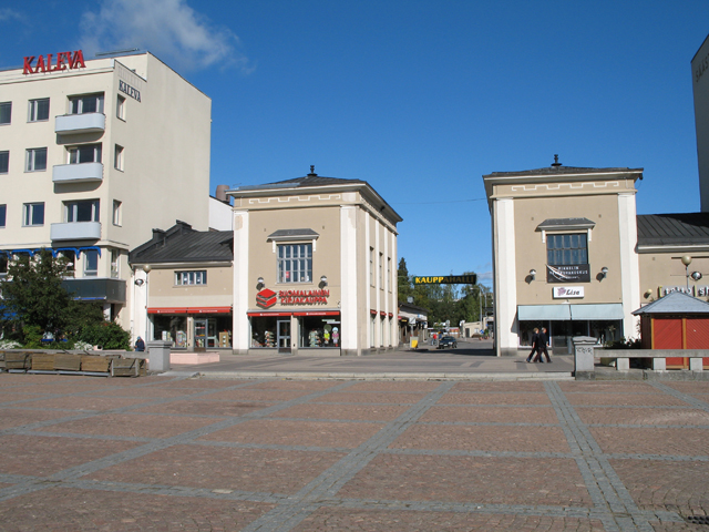 Entisen linja-autoaseman porttirakennukset ja hallitustoria Mikkelissä. Soile Tirilä 2006