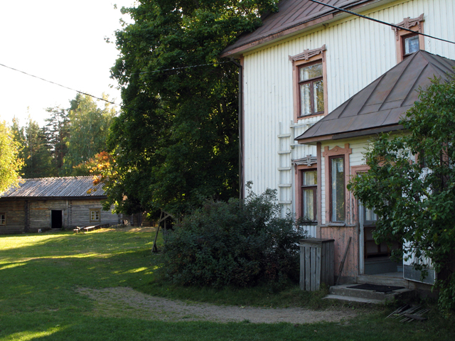Hyvämäkien v. 1913 rakennuttama päärakennus ja pihapiiriä Nilsiän Aholansaaressa. Soile Tirilä 2006