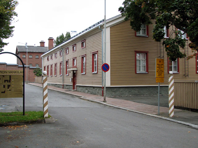Kuopion vankila, etualalla oleva puurakennus valmistui 1822 lääninsairaalaksi. Jari Heiskanen 2007