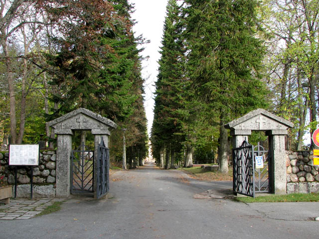 Ahveniston hautausmaan pääportti, kuusikujanne päättyy siunauskappelille. Jari Heiskanen 2007