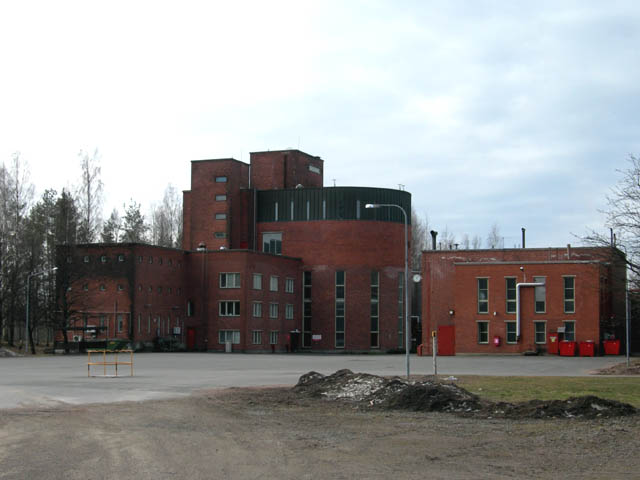 Vuonna 1941 valmistunut, vanhempi tehdasrakennus Altian Koskenkorvan tehtaalla. Oikealla vanha voimalaitos. Tuija Mikkonen 2007