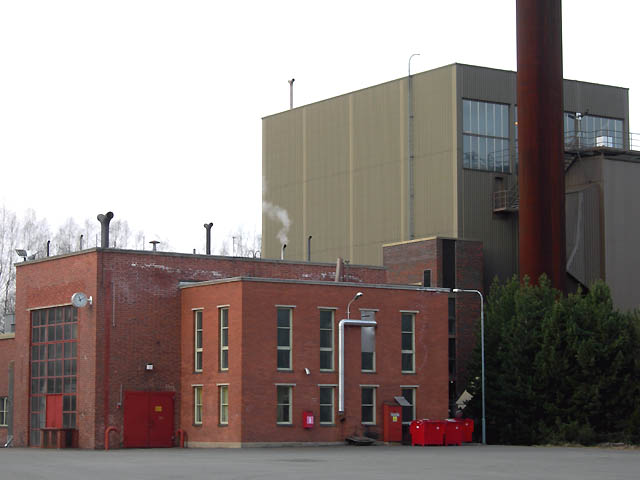 Etualalla vuonna 1941 valmistunut voimalaitosrakennus, taaempana uudempi turvevoimalaitos. Tuija Mikkonen 2007