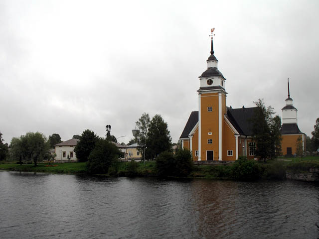 Uudenkaarlepyyn kirkko Lapuanjoen rannalla. Maria Kurtén 2007