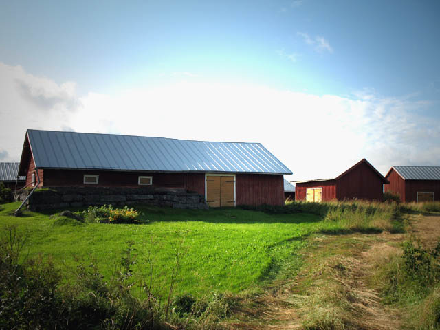 Ahlskogin tilakeskuksen maatalousrakennuksia Brännon kylässä. Tuija Mikkonen 2007