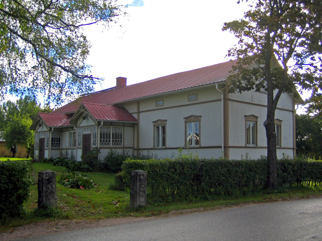 Ylhäisten kantatalon päärakennus periytyy 1800-luvulta. Tila sijaitsee keskeisellä paikalla maantien varressa. Johanna Forsius 2007