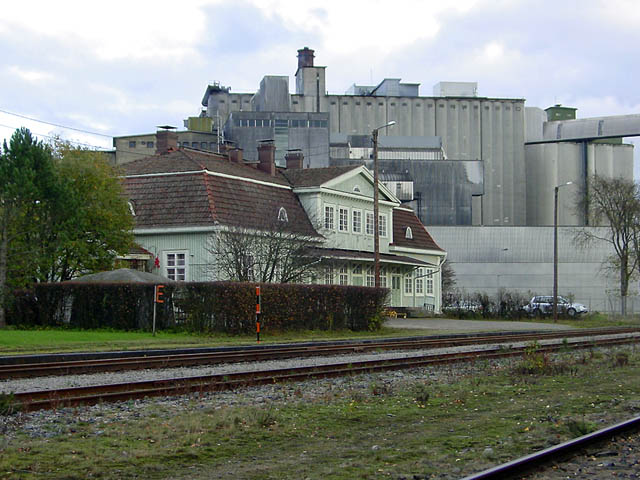 Raision rautatieasema taustallaan Raision tehtaat. Minna Pesu 2007