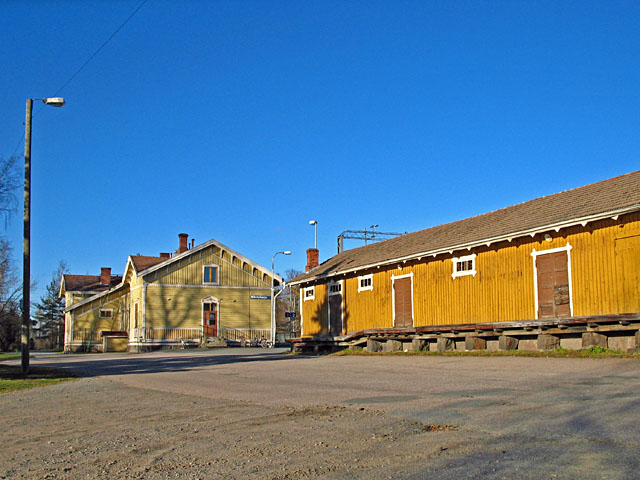 Mäntyharjun rautatieasema ja aseman makasiini. Timo-Pekka Heima 2007