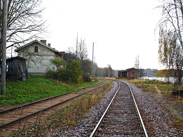 Otavan satamaradan asema, kauempana aseman makasiini. Timo-Pekka Heima 2007