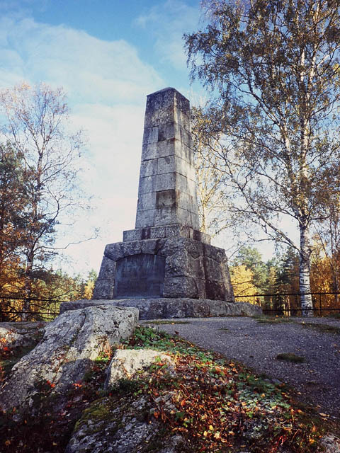 Oravaisten taistelun muistomerkki on pystytetty 1890-luvulla korkealle kalliolle 
taistelutantereen kupeeseen. Marja Terttu Knapas 2007
